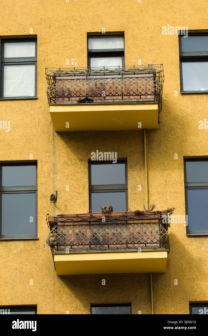 Berlin Allemagne bâtiment jaune avec balcon Banque D'Images