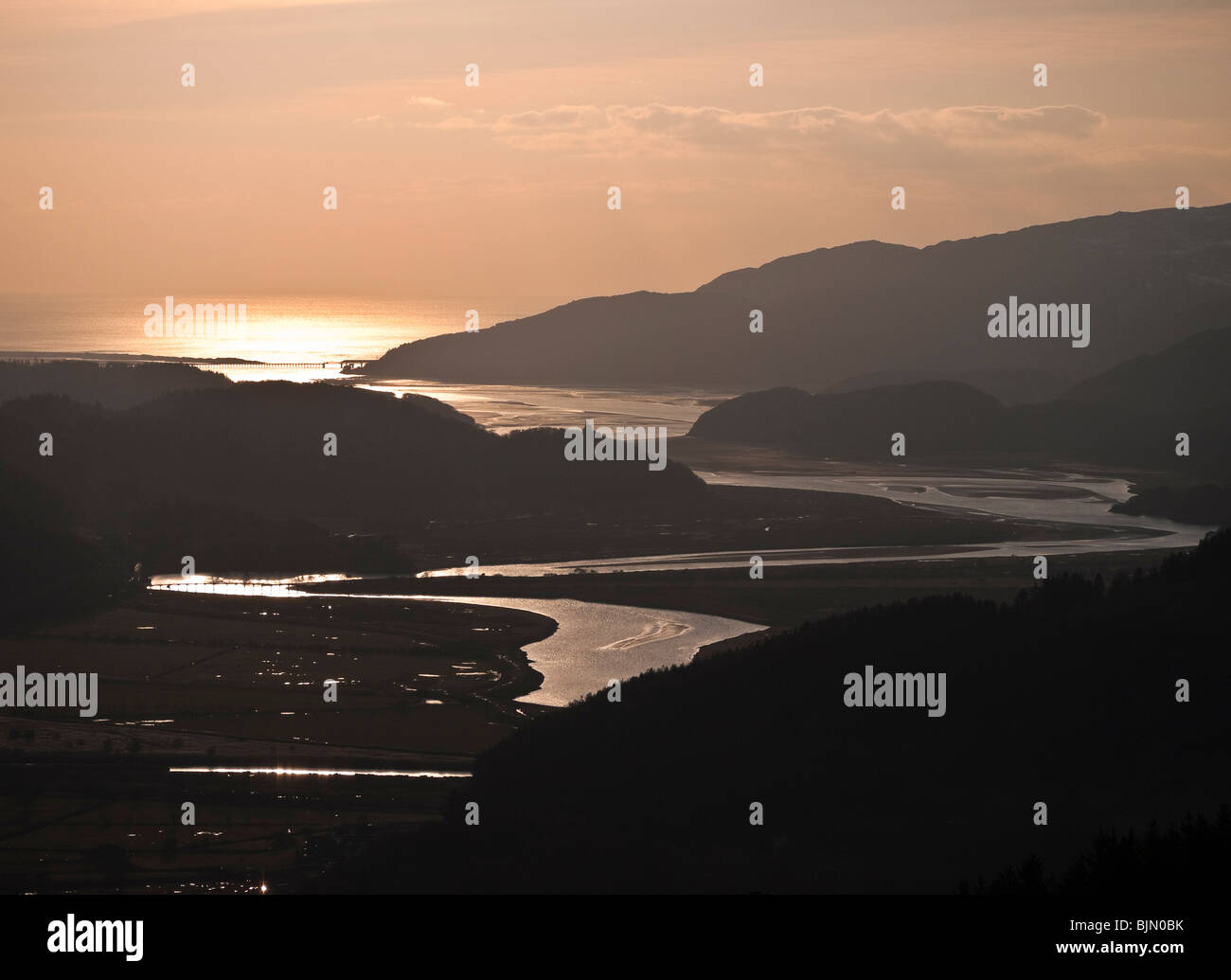 Coucher de soleil sur l'estuaire de Mawddach vu du précipice à pied près de Dolgellau. Pays de Galles Snowdonia UK Banque D'Images
