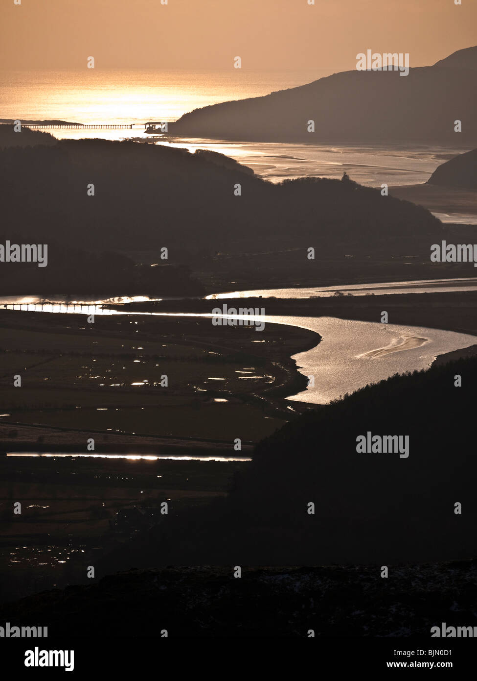 Coucher de soleil sur l'estuaire de Mawddach vu du précipice à pied près de Dolgellau. Pays de Galles Snowdonia UK Banque D'Images