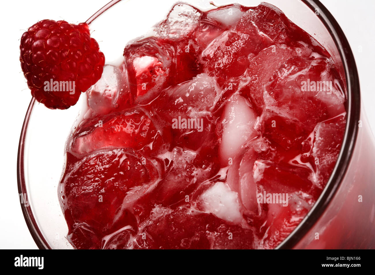 Cocktail framboise close-up avec de la glace et de framboise. Banque D'Images
