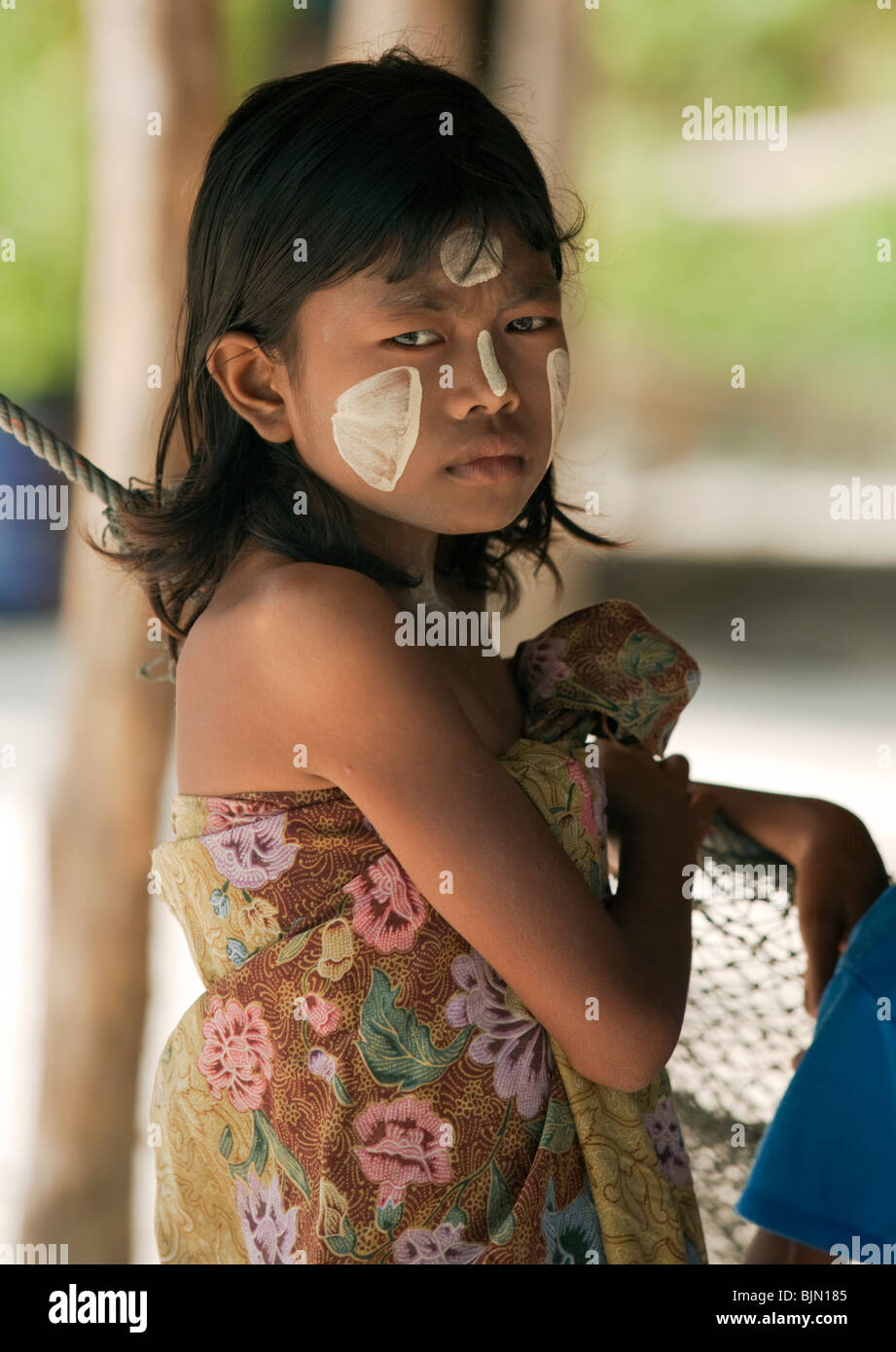 Mer Myanmar-tziganes, les chasseurs-cueilleurs nomades de l'Asie du Sud est, ici illustré est une fille avec de la peinture pour le visage traditionnel Banque D'Images