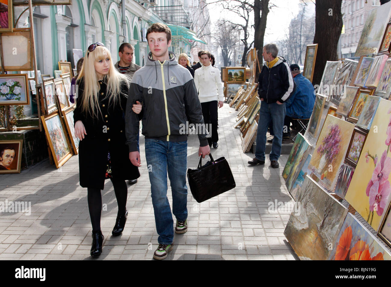 Un jeune couple marche à travers l'exposition à un marché de l'art en Kiev Kiev (Ukraine) Banque D'Images