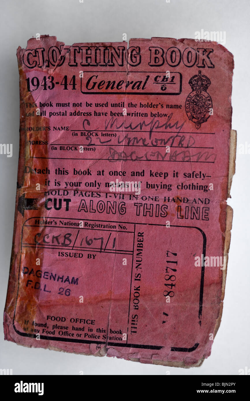 1943 1944 numérotés de Dagenham Ration Book Vêtements Banque D'Images