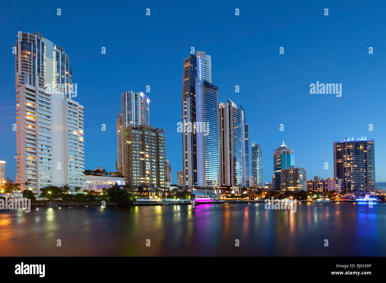 Surfers Paradise, Gold Coast, Australie par la nuit tombante. L'architecture moderne au bord de l'eau. Banque D'Images