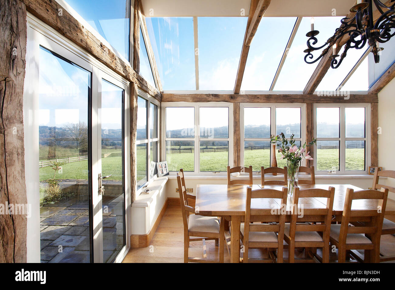 Une Orangerie conservatoire type intérieur d'une maison avec cadre en chêne, Stroud, Angleterre, Royaume-Uni.. Banque D'Images