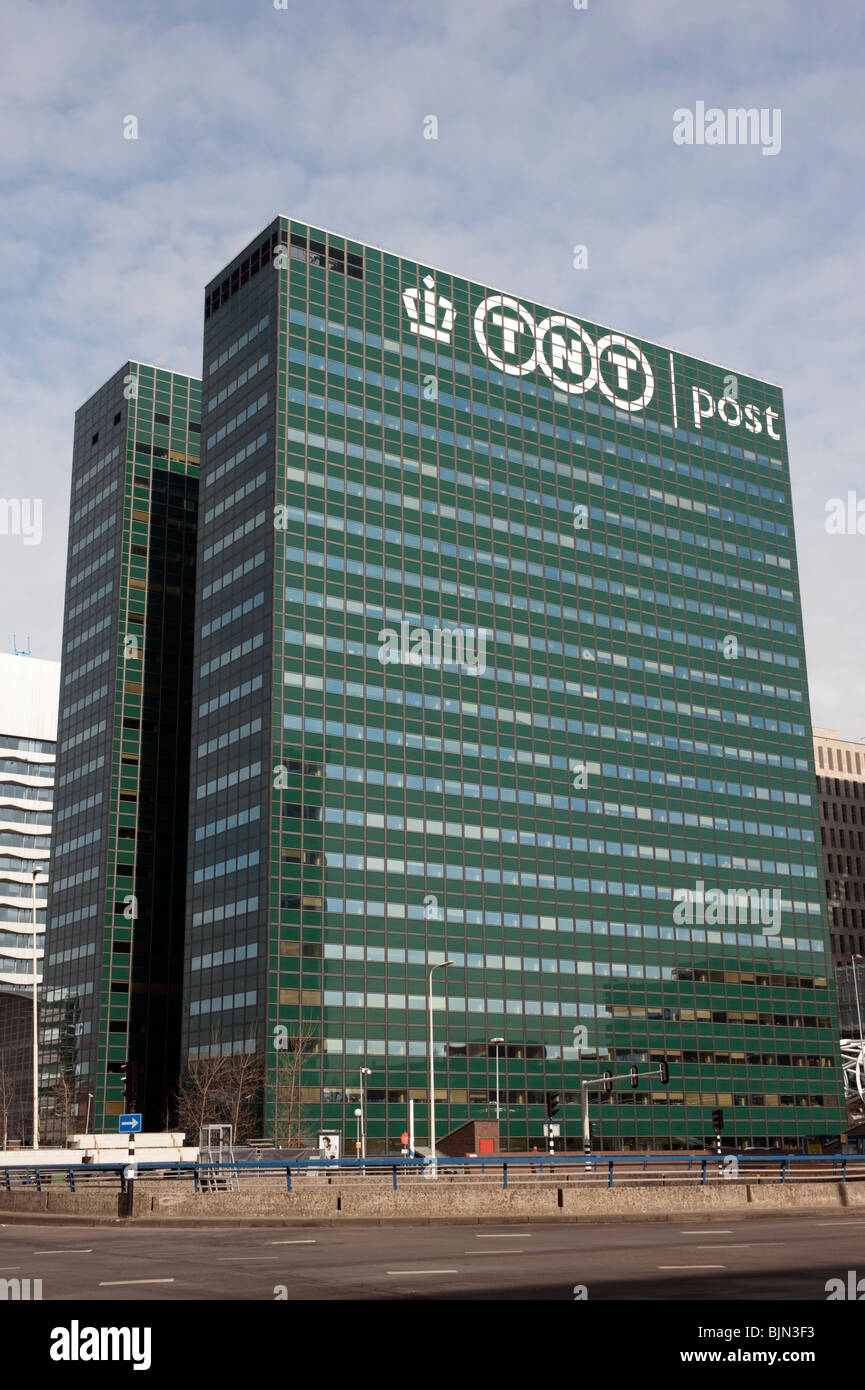 Siège de l'entreprise postale TNT office tower dans le quartier d'affaires central de La Haye Pays-Bas Banque D'Images