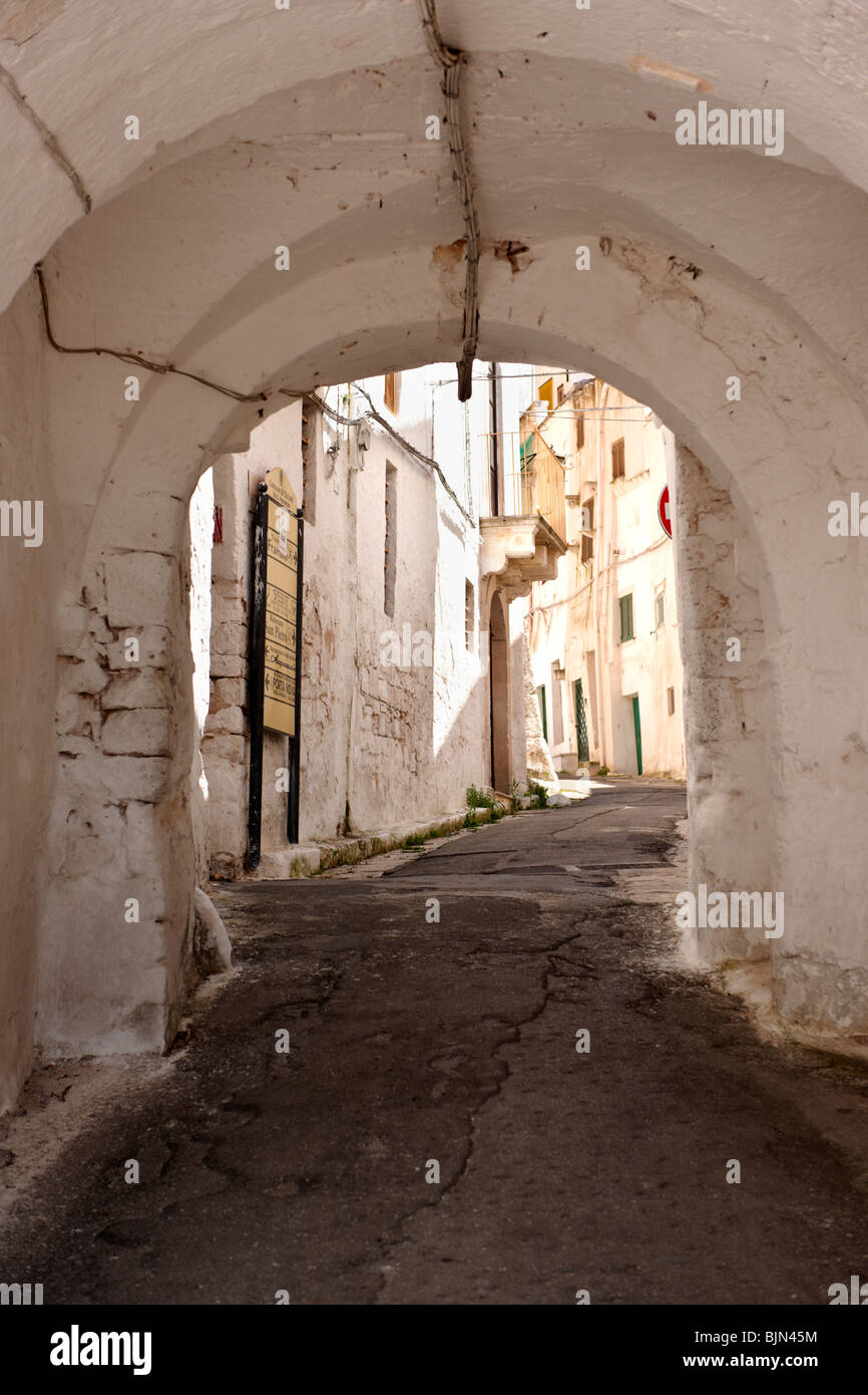 Les rues et ruelles de la ville blanche d'Ostuni, Pouilles, Italie du Sud. Banque D'Images