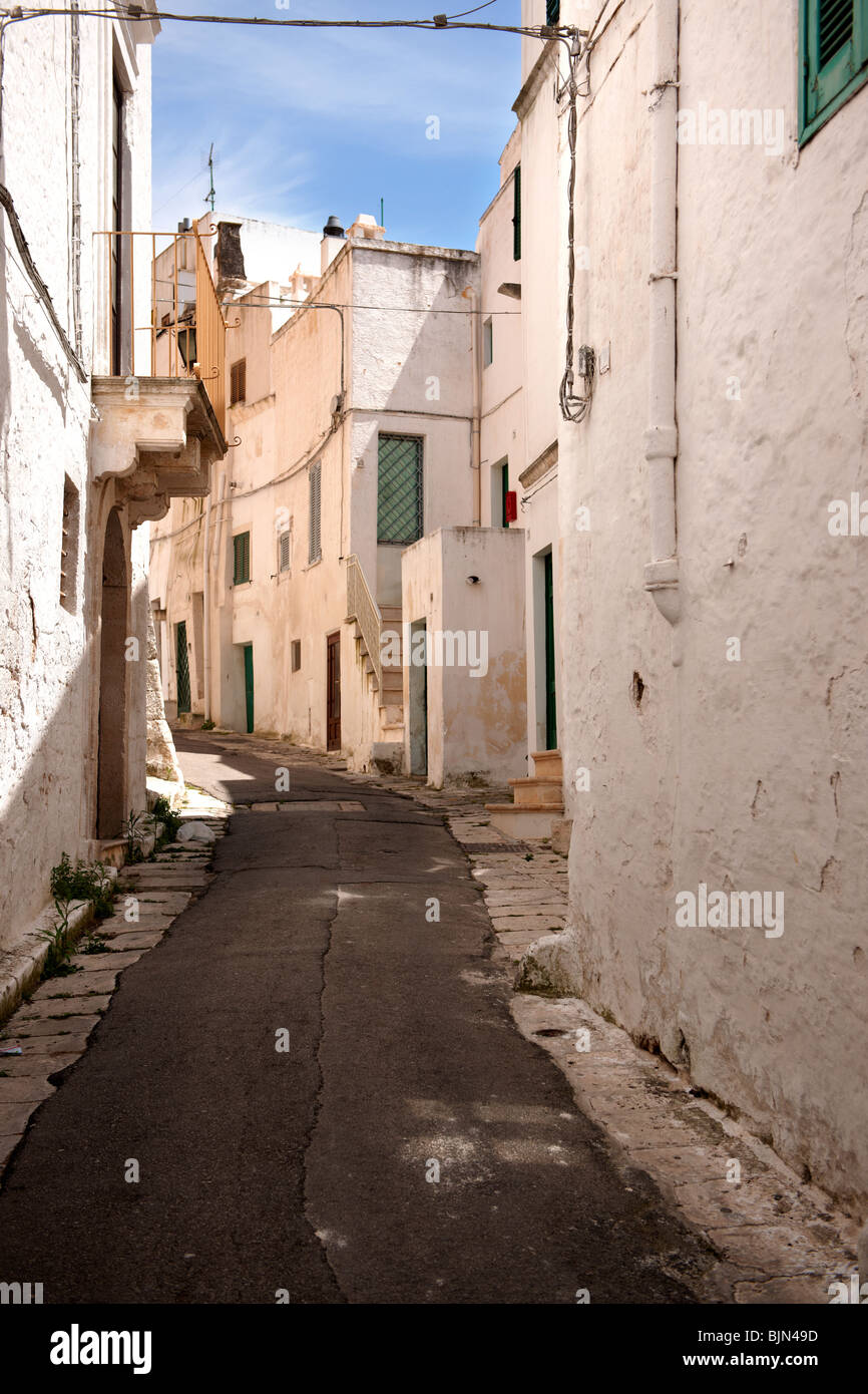 Les rues et ruelles de la ville blanche d'Ostuni, Pouilles, Italie du Sud. Banque D'Images