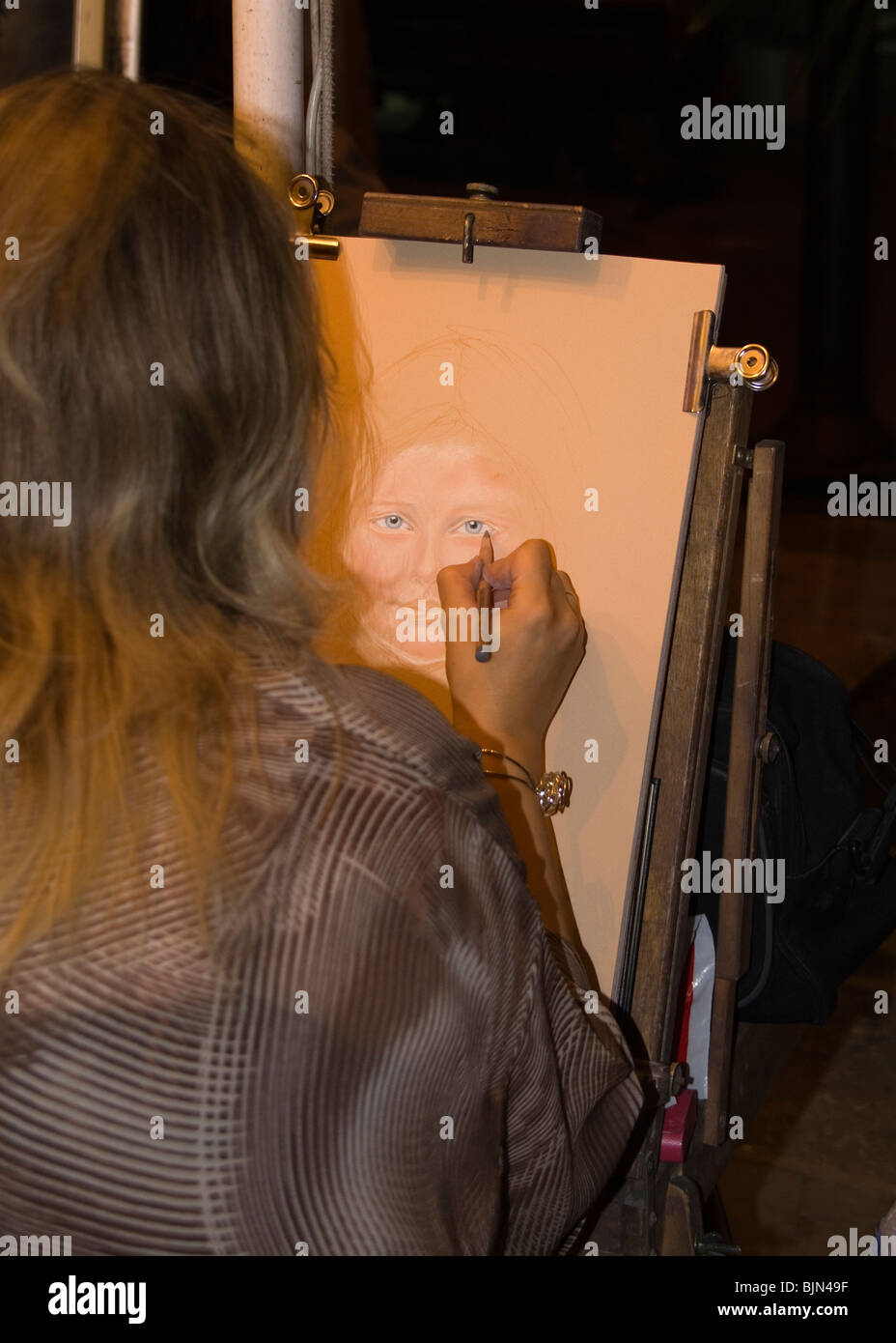 Artiste de rue, crayonné une caricature sur le resort de Hanioti Halkidiki Banque D'Images