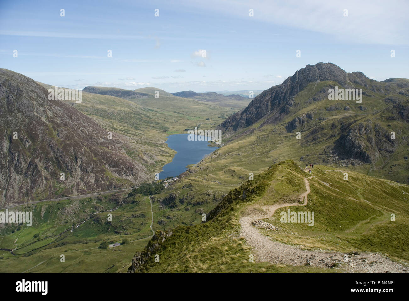 Llyn Ogwen depuis le sommet de la tête les marcheurs Y Garn en descente, au nord du Pays de Galles Snowdonia Banque D'Images