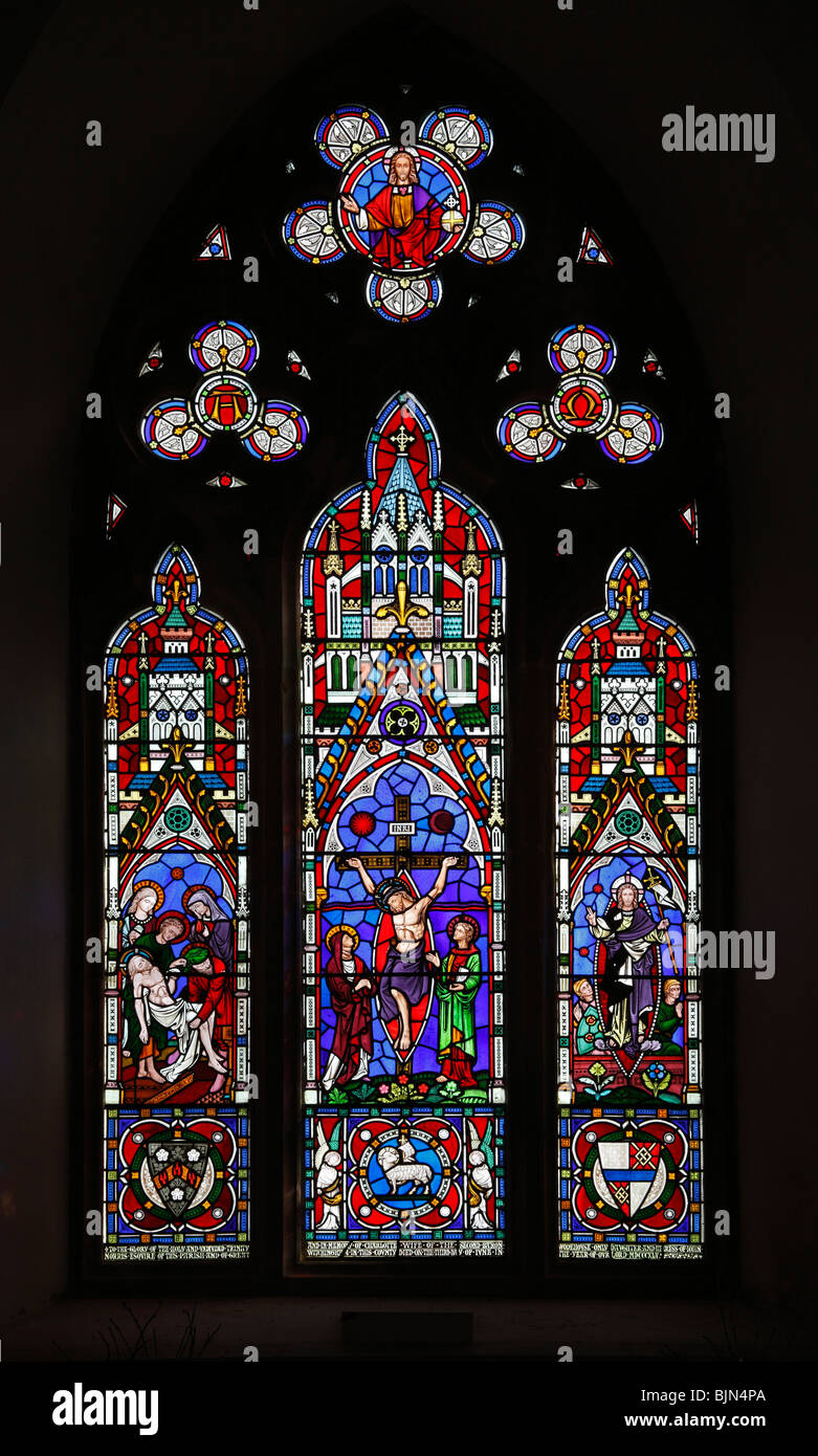 Une vitrelle de Clayton et Bell représentant la crucifixion, le dépôt et la résurrection de Jésus, l'église St Margare, Witton, Norfolk Banque D'Images