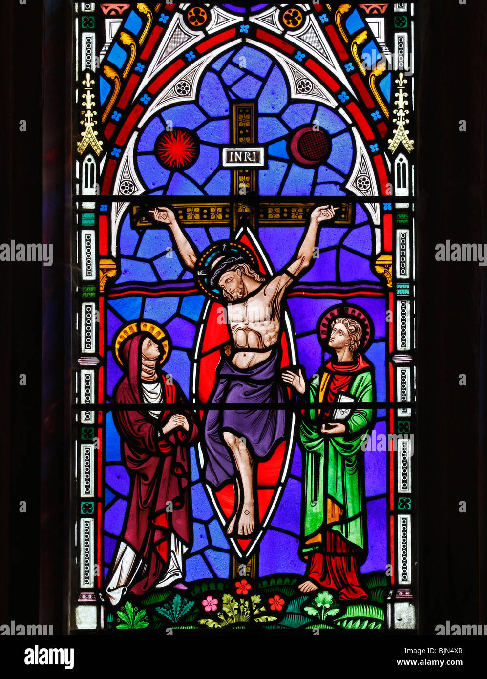 Détail d'une fenêtre en vitraux de Clayton et Bell, représentant la Crucifixion, l'église St Margaret's Church, Witton, Norfolk Banque D'Images