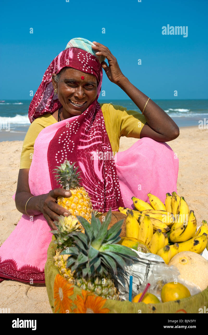 Vendeur de fruits locaux sur plage de Calangute, Goa, Inde Banque D'Images