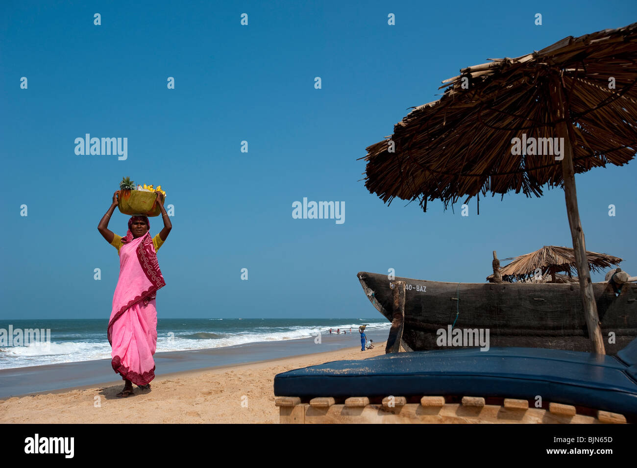 Vendeur de fruits sur la plage de Calangute, Goa, Inde Banque D'Images