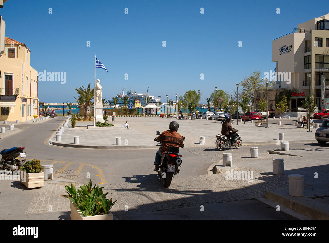 Agnostou Square avec statue au soldat inconnu Rethymnon Crète Grèce Banque D'Images
