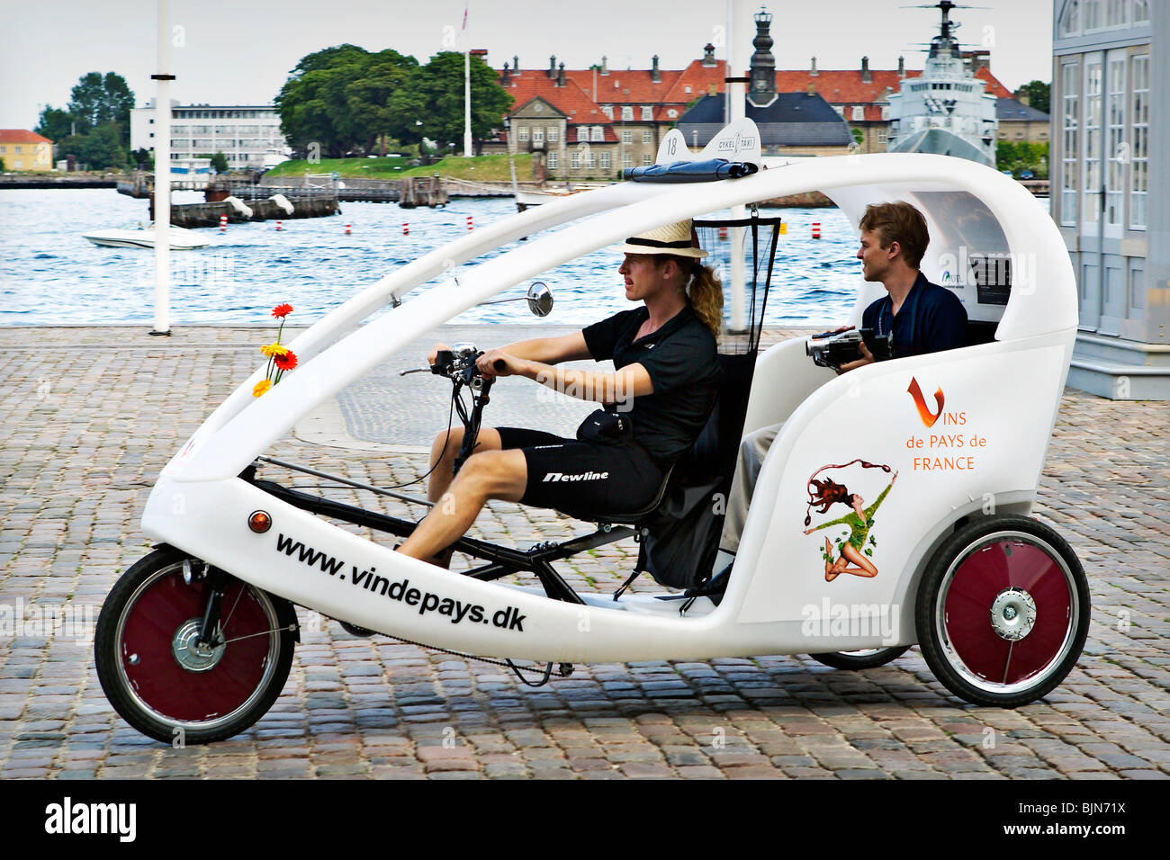 Pousse-pousse moderne sur le port de Copenhague Banque D'Images