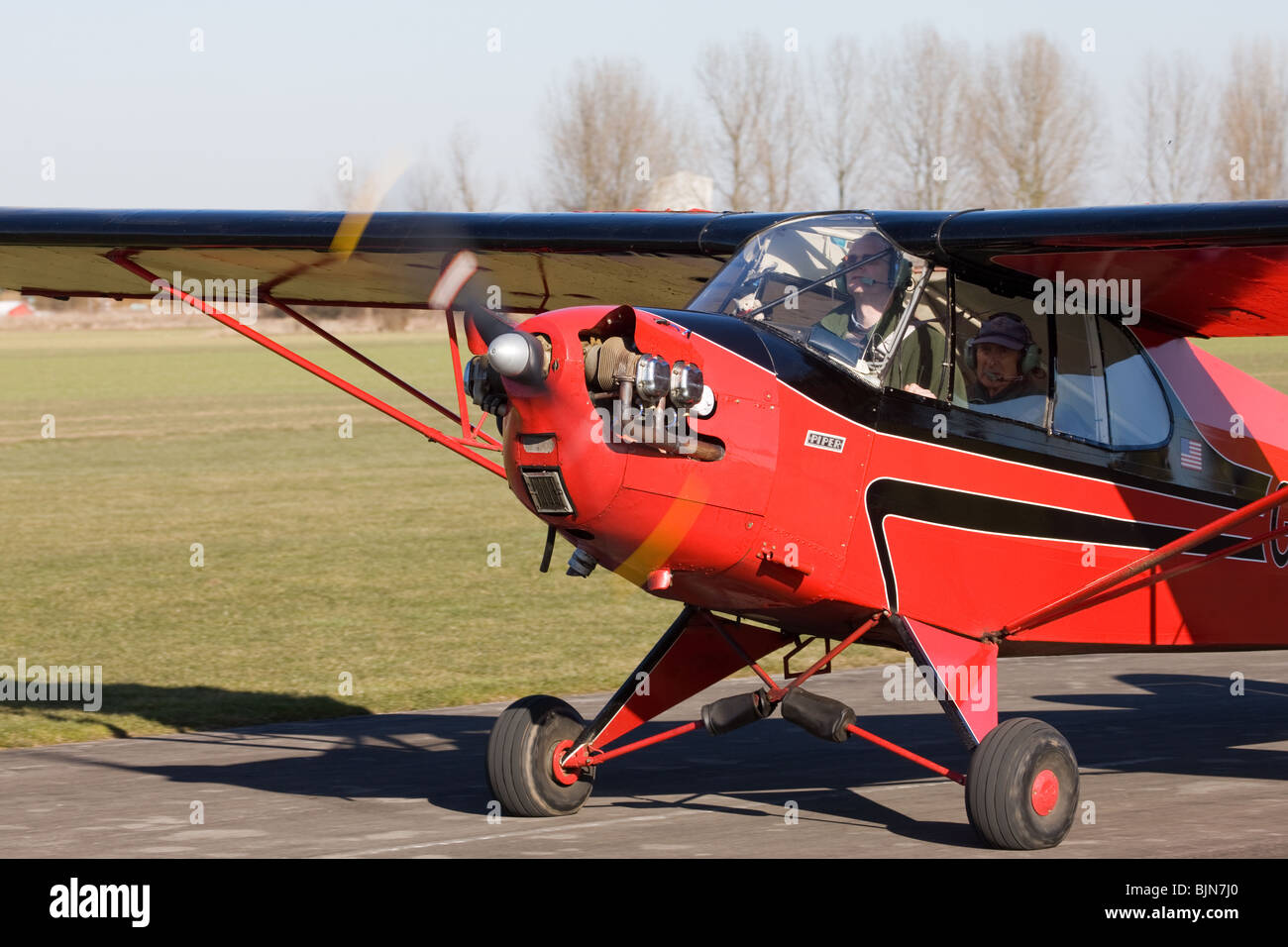 Piper Cub J5A Cruiser G-BRIL taxiing à Breighton Airfield Banque D'Images