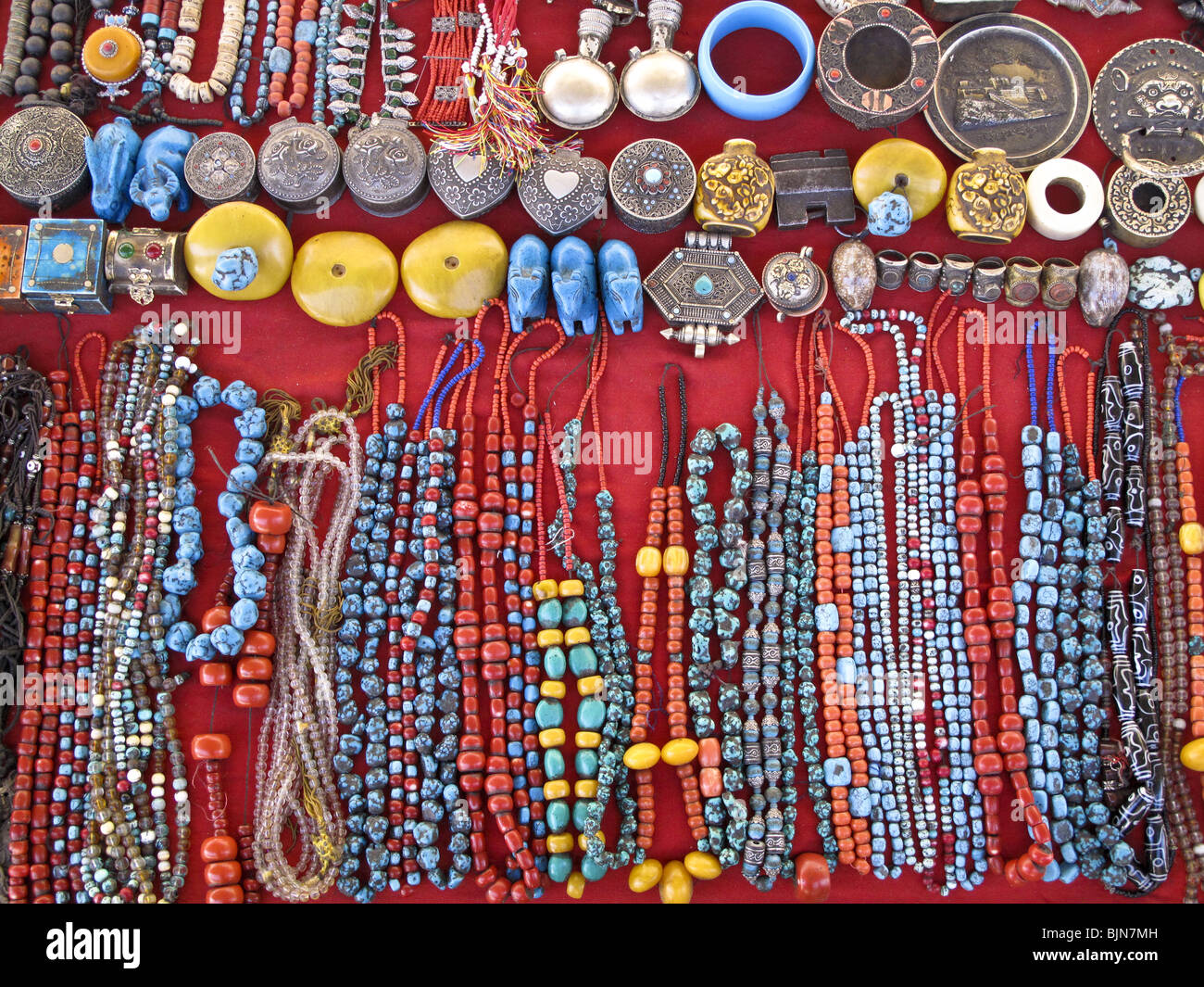 Colliers mis à la vente au marché à Shigatse, Tibet Banque D'Images