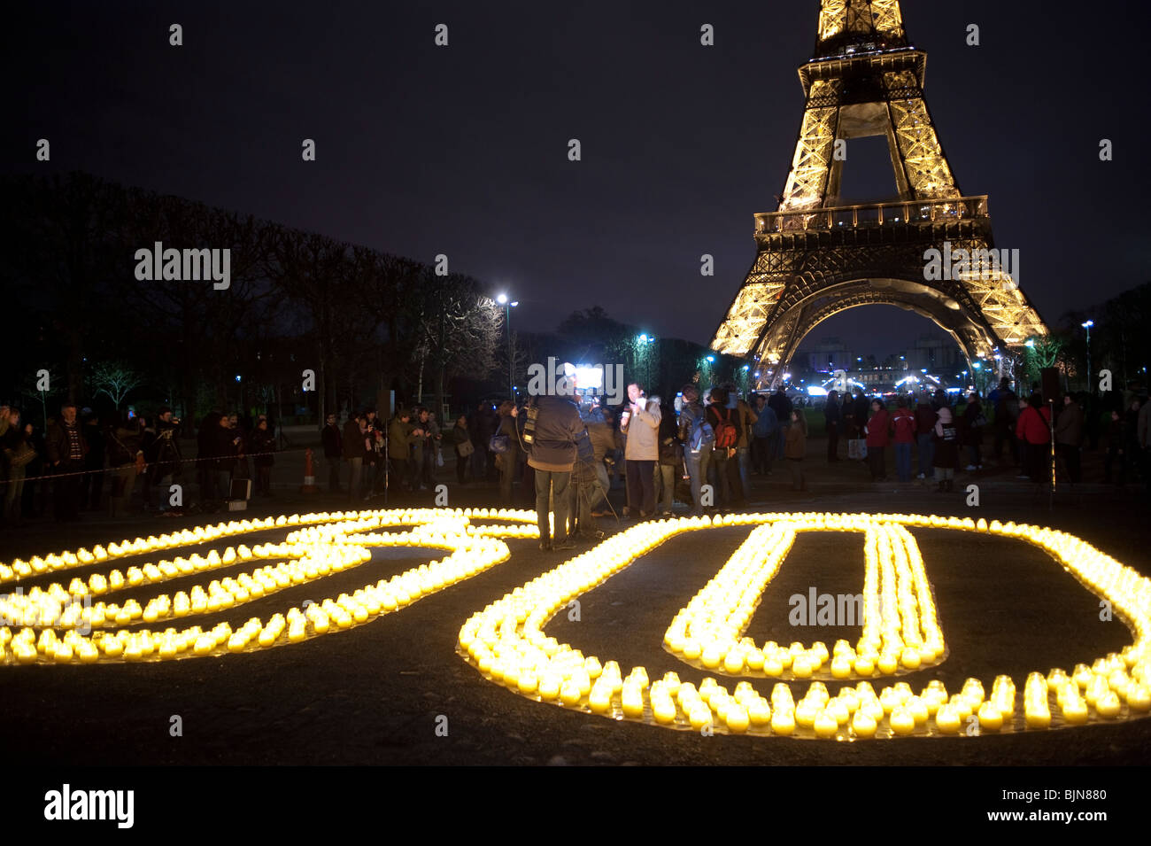 Paris, France, foule, célèbre l'heure internationale de la Terre, Tour Eiffel, nuit, lumières 'heure de la Terre' Banque D'Images