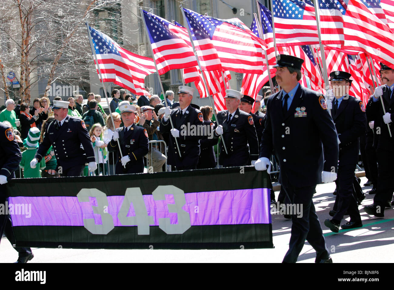 La ville de New York pompiers porter bannière et drapeaux en l'honneur des 343 pompiers qui sont morts le 11 septembre, Saint Patrick's Day Parade, New York City Banque D'Images