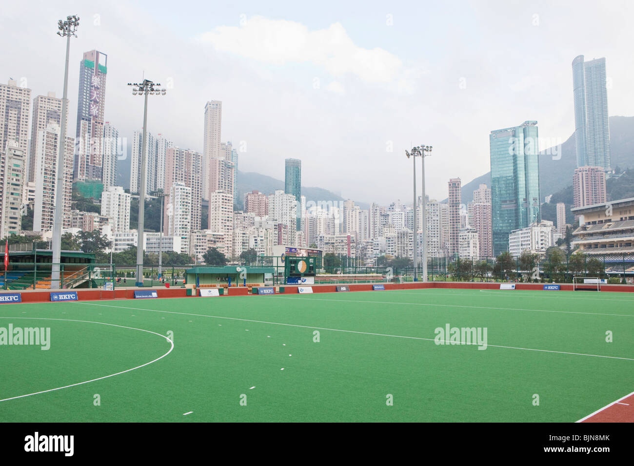 Les immeubles de grande hauteur de Happy Valley, derrière les terrains de jeu à l'intérieur de la Vallée Heureuse Racing Course, Hong Kong Banque D'Images
