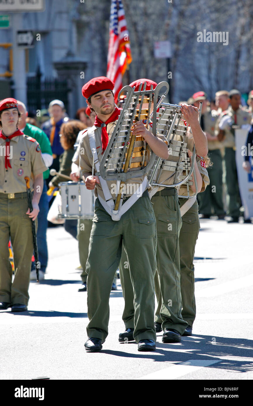 Boy-Scout à jouer du xylophone, Saint Patrick's Day Parade, 5e Avenue, New York City Banque D'Images