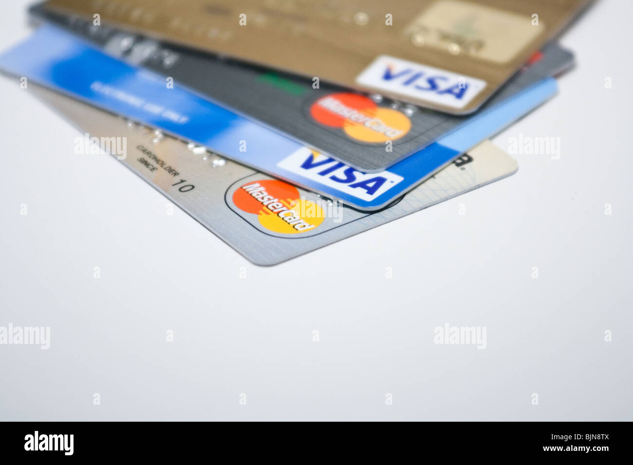 La dette des cartes de crédit Visa Mastercard paiement crédits bancaires prêt finances pile plastique carte gros plan Banque D'Images