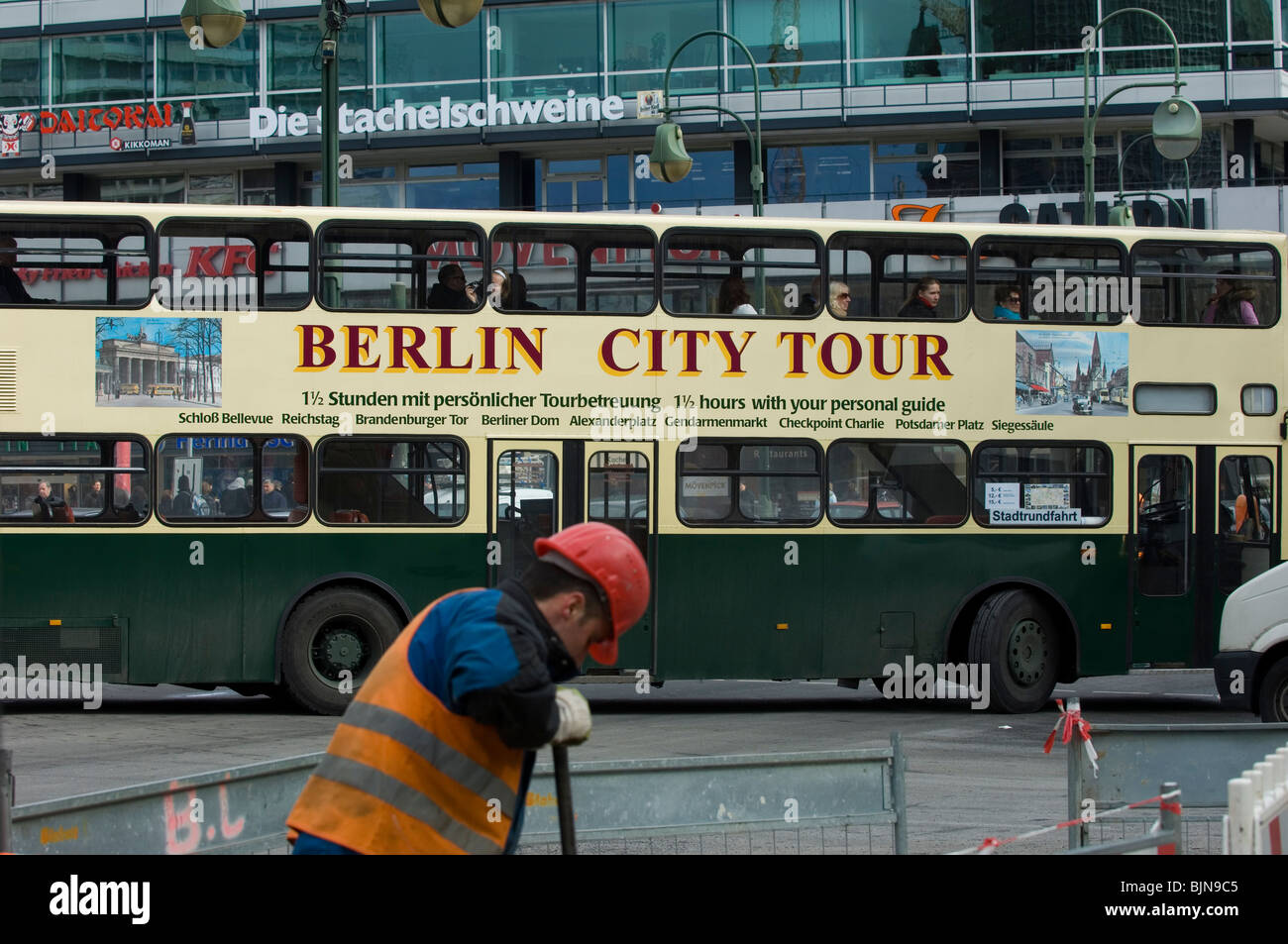 Travailleur de la construction et de city tour bus de touristes à Berlin Allemagne Banque D'Images