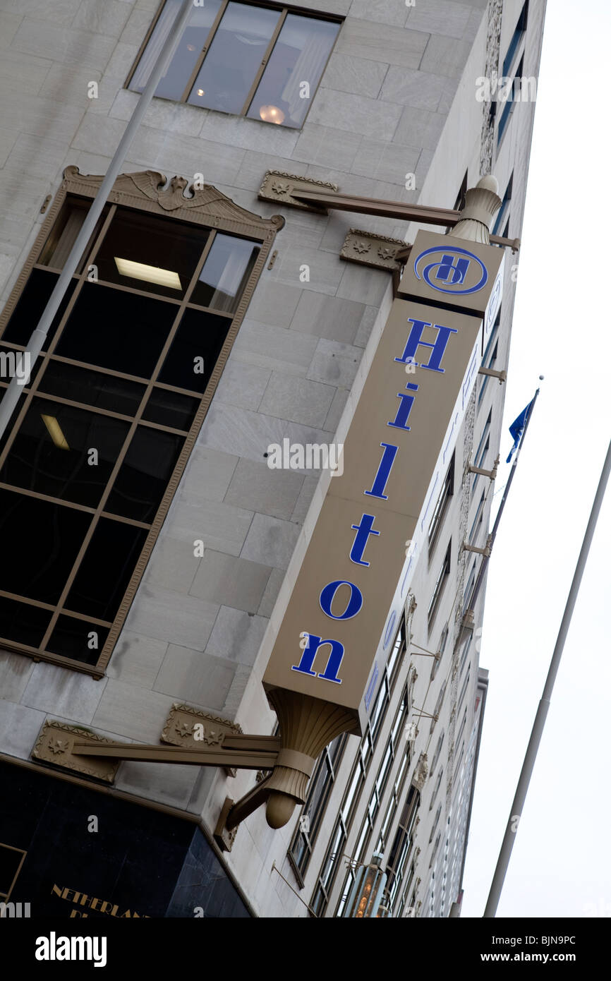 Hilton Hotel sign centre-ville de Cincinnati, Ohio, USA Banque D'Images