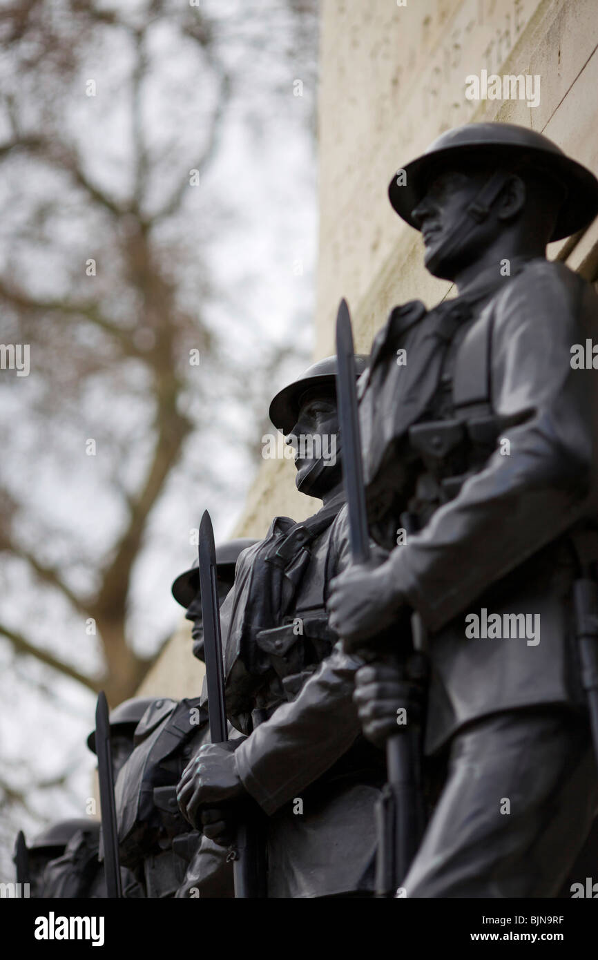 Détail de la statues de bronze de soldats sur le cénotaphe de gardes face à Horse Guards Parade à Londres Banque D'Images