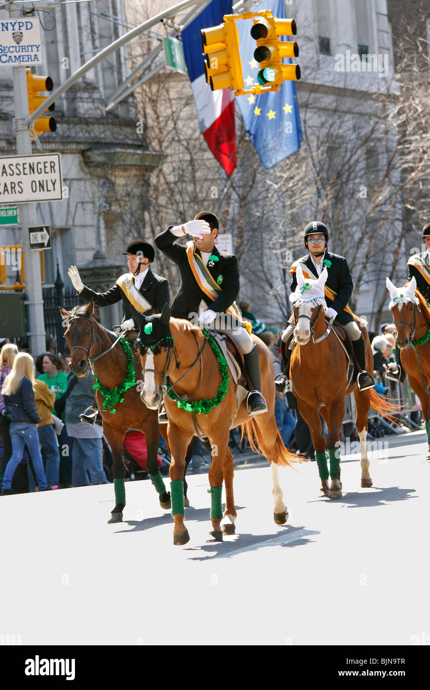 Les participants ont défilé à cheval chevaux défilé jusqu'5e Avenue à New York City's St. Patrick's Day Parade Banque D'Images