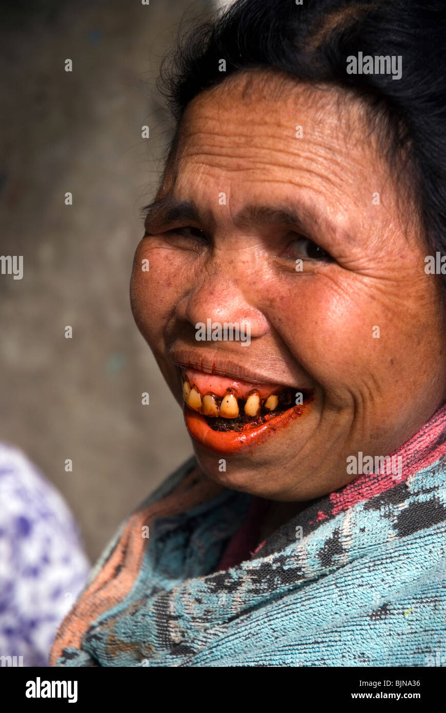 Le sourire des vitraux de bétel Batak une femme Banque D'Images