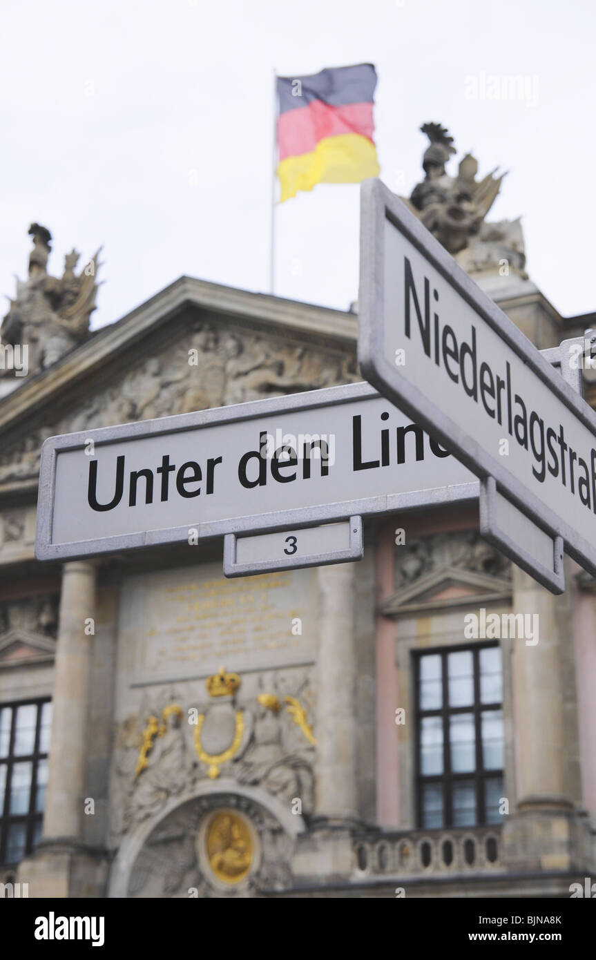 Unter den Linden signe avec Zeughaus (Musée de l'histoire allemande) sur l'arrière-plan Banque D'Images