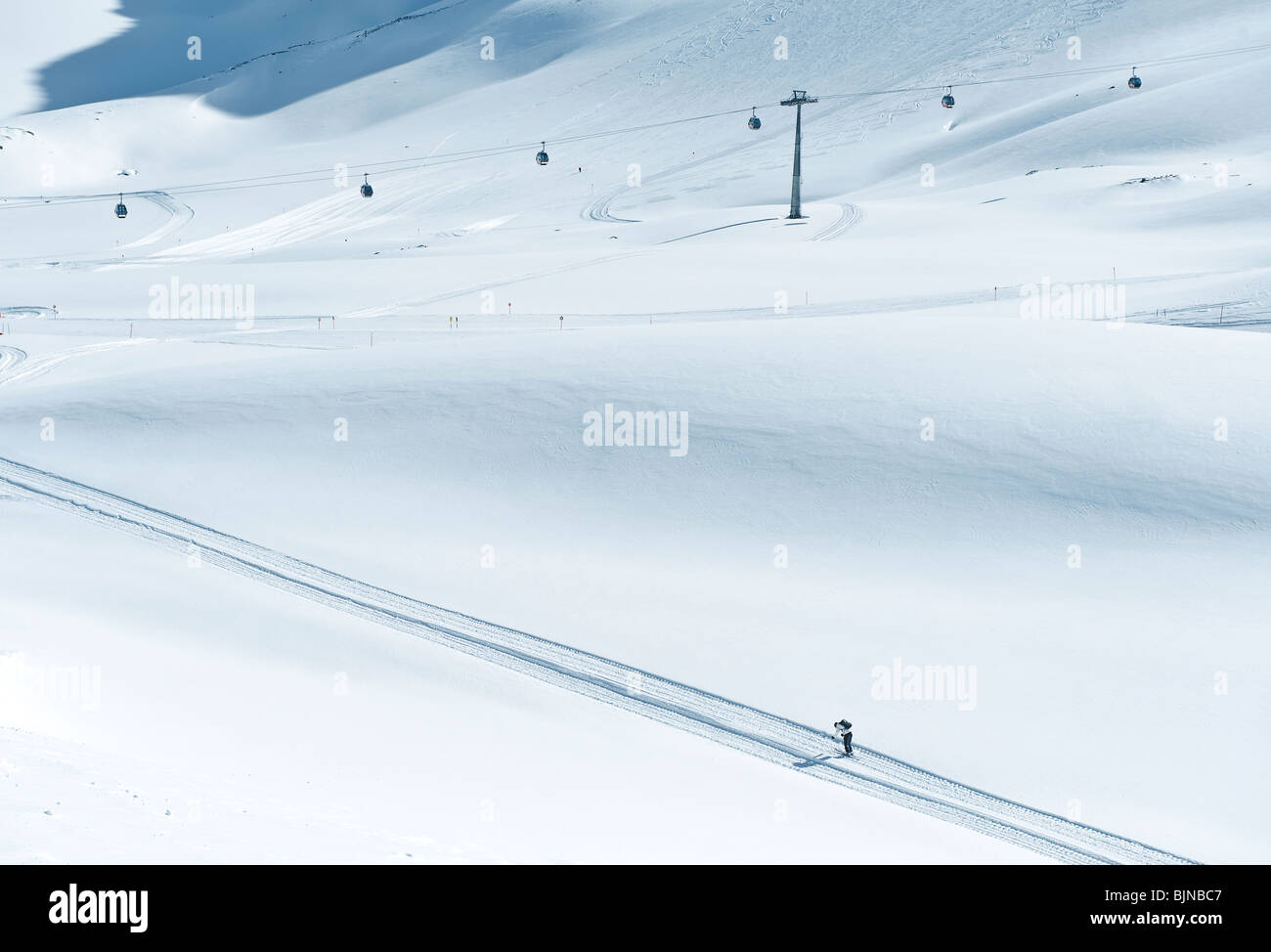 Pistes d'hiver panorama, montrant de grands espaces et d'un y compris un skieur Banque D'Images