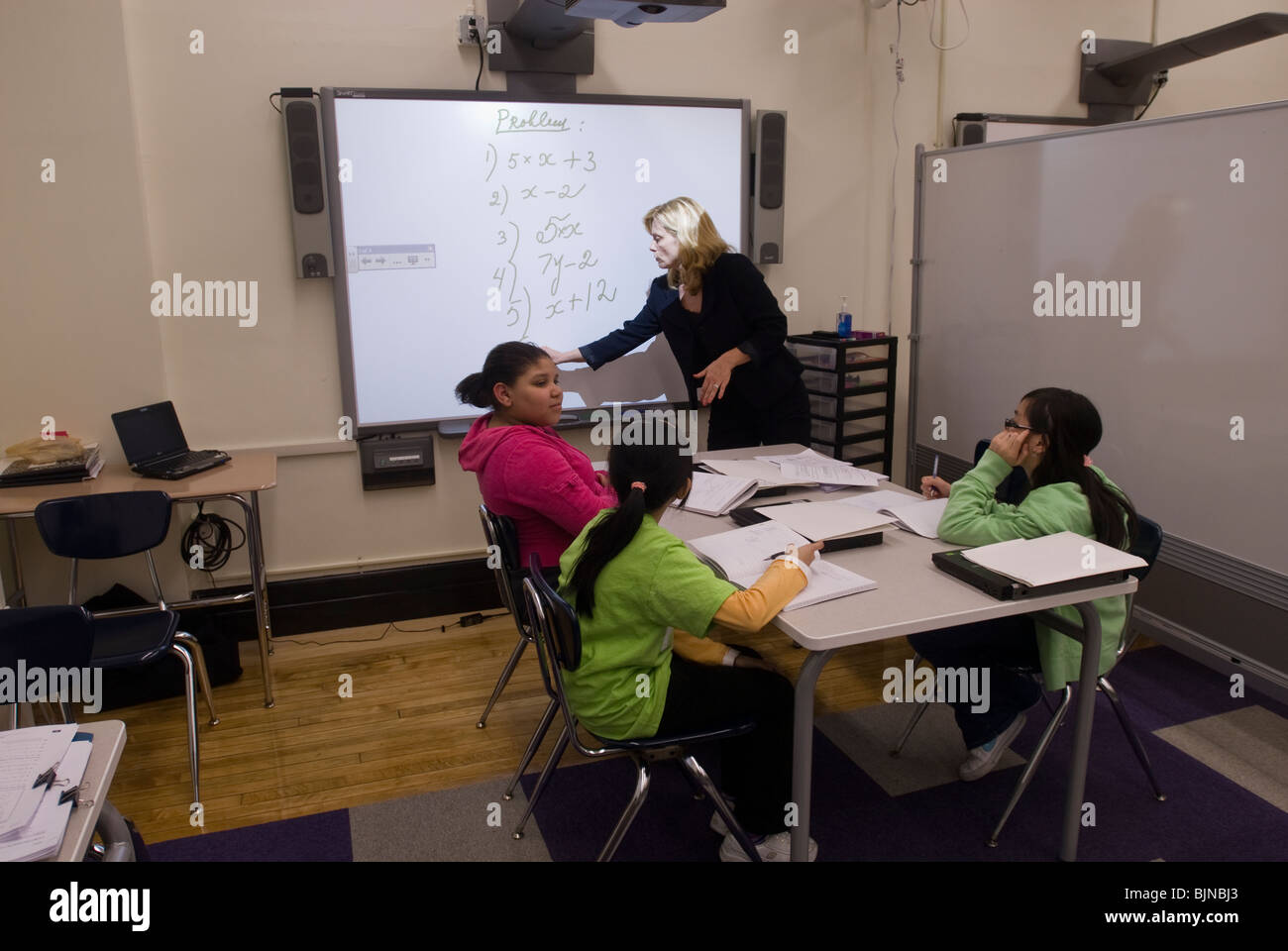 Un tableau blanc est utilisé dans un conduit de la technologie programme de mathématiques après l'école à Brooklyn à New York Banque D'Images