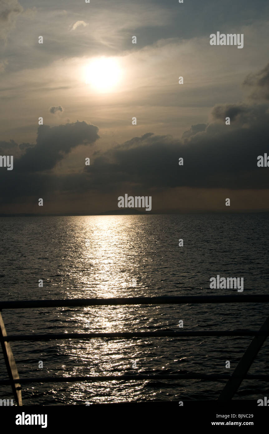 Soleil dans l'eau vu à partir d'un bateau de croisière - Iles Andaman, Inde Banque D'Images