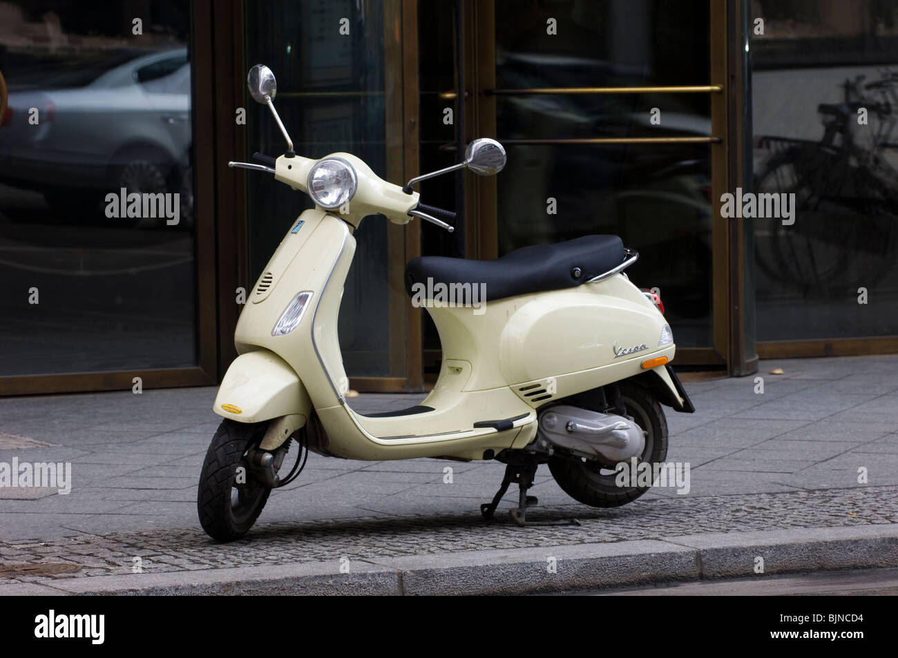 Scooter Vespa garé sur le trottoir sur la rue Friedrichstrasse Berlin Allemagne Banque D'Images