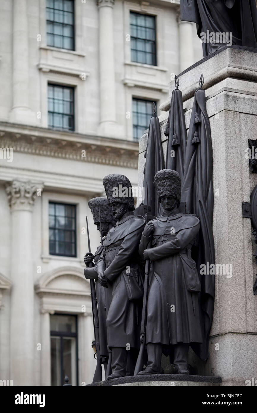 Les Gardes Monument aux morts à la guerre de Crimée à Londres avec les chiffres exprimés de canons russes capturés Banque D'Images