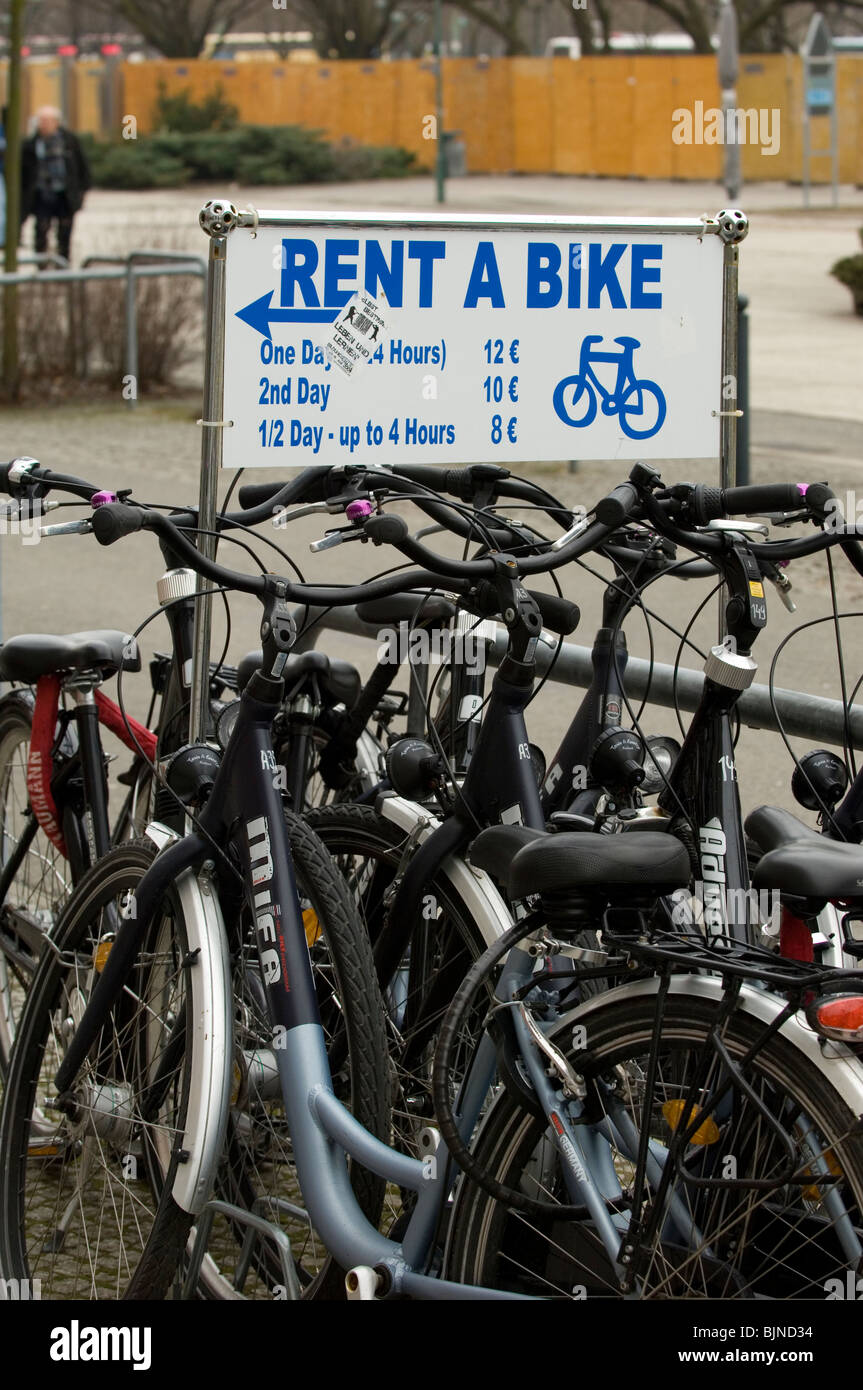 Vélos à louer dans la place Alexanderplatz Berlin Mitte Allemagne Europe Banque D'Images