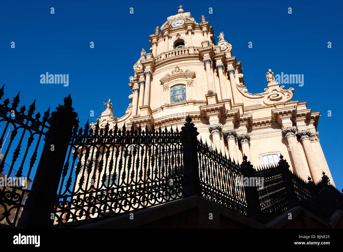 La cathédrale baroque de St George conçu par Rosario Gagliardi , Plaza Duomo, Ragusa Ibla, la Sicile. Banque D'Images