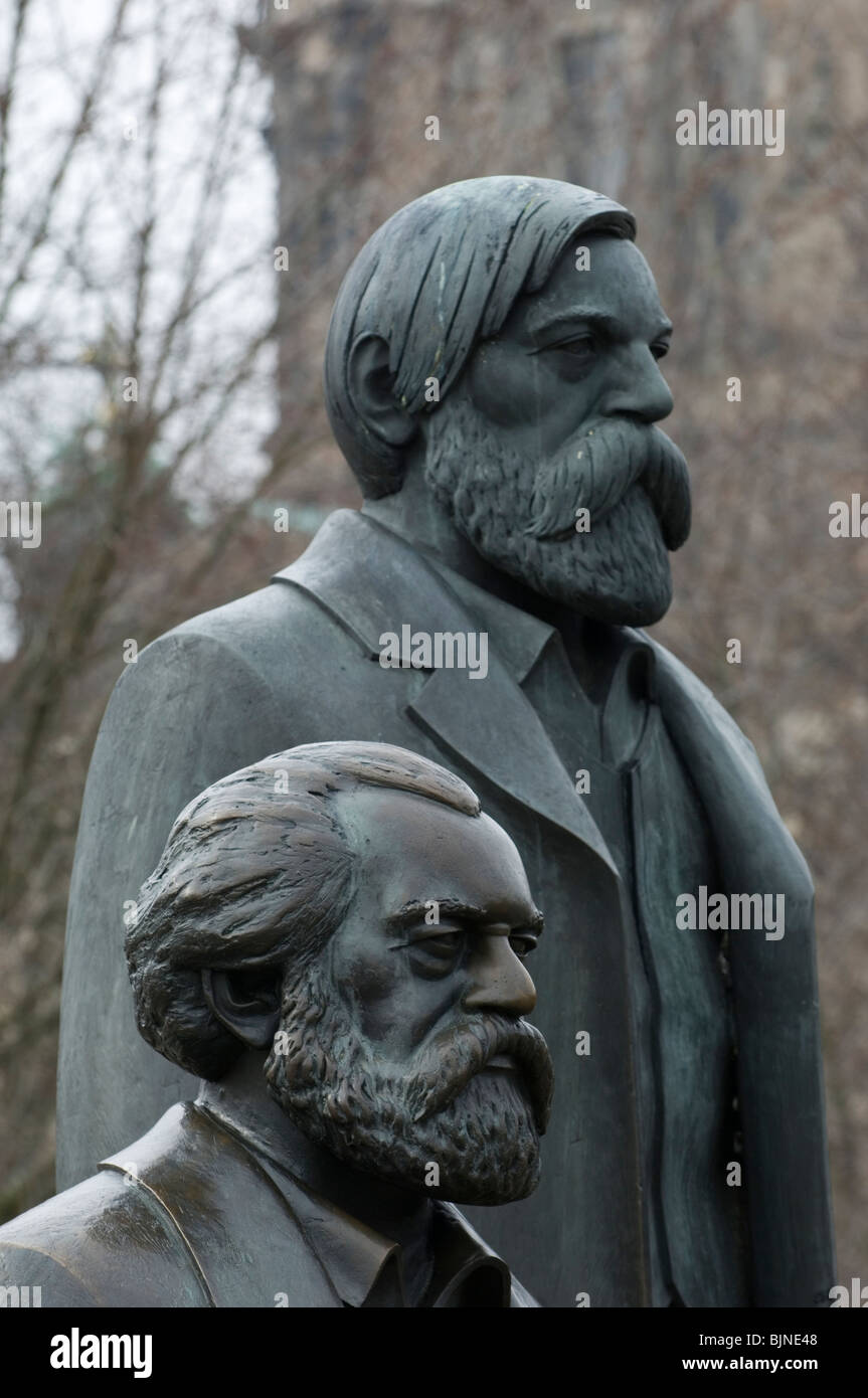 Les Statues de Karl Marx et Friedrich Engels dans forum Marx-Engels park Berlin Allemagne Banque D'Images