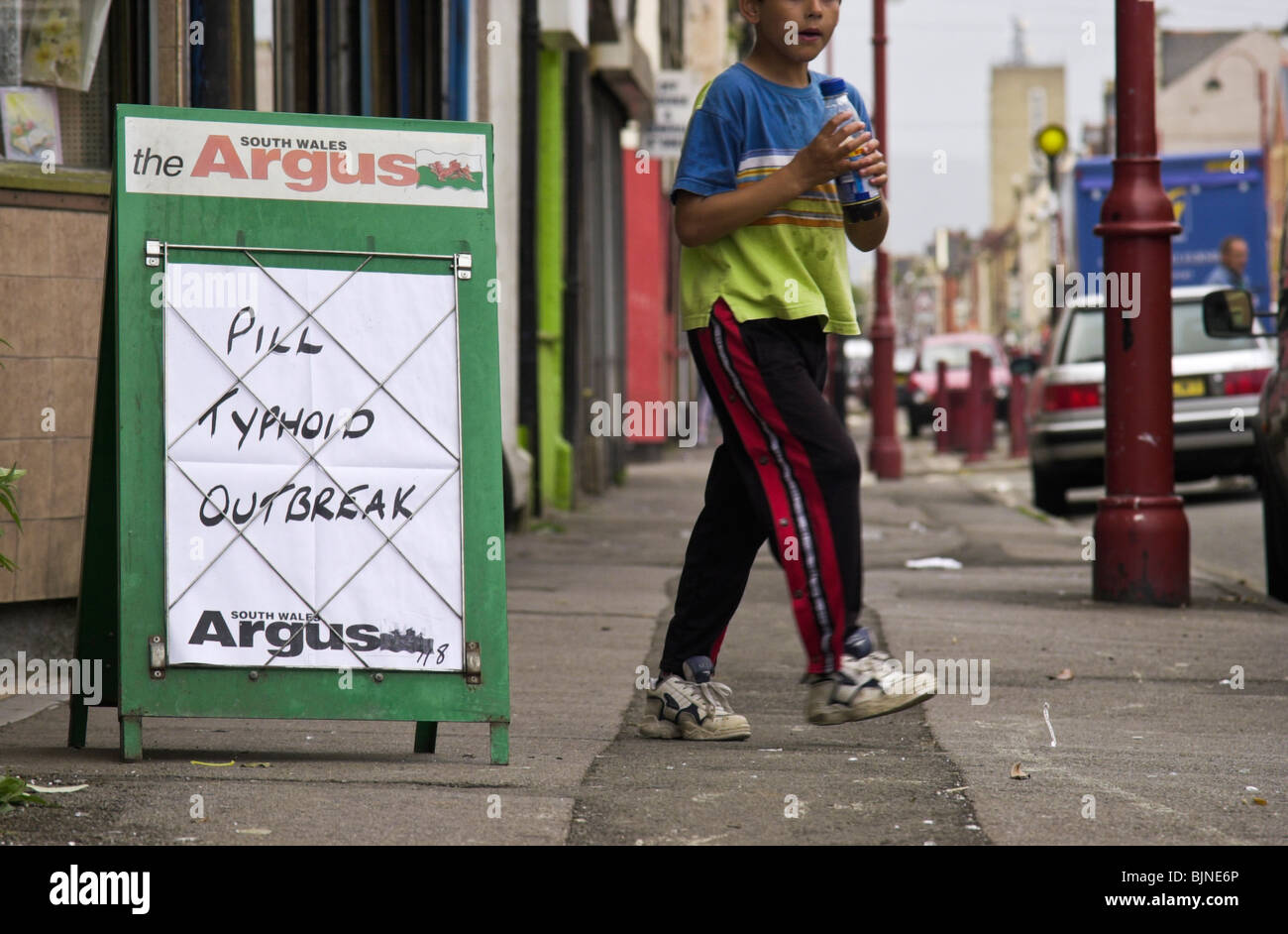 Épidémie de typhoïde pilule de journaux à propos de la typhoïde survenue en Pillgwenlly une zone multi-culturel de Newport South Wales UK Banque D'Images