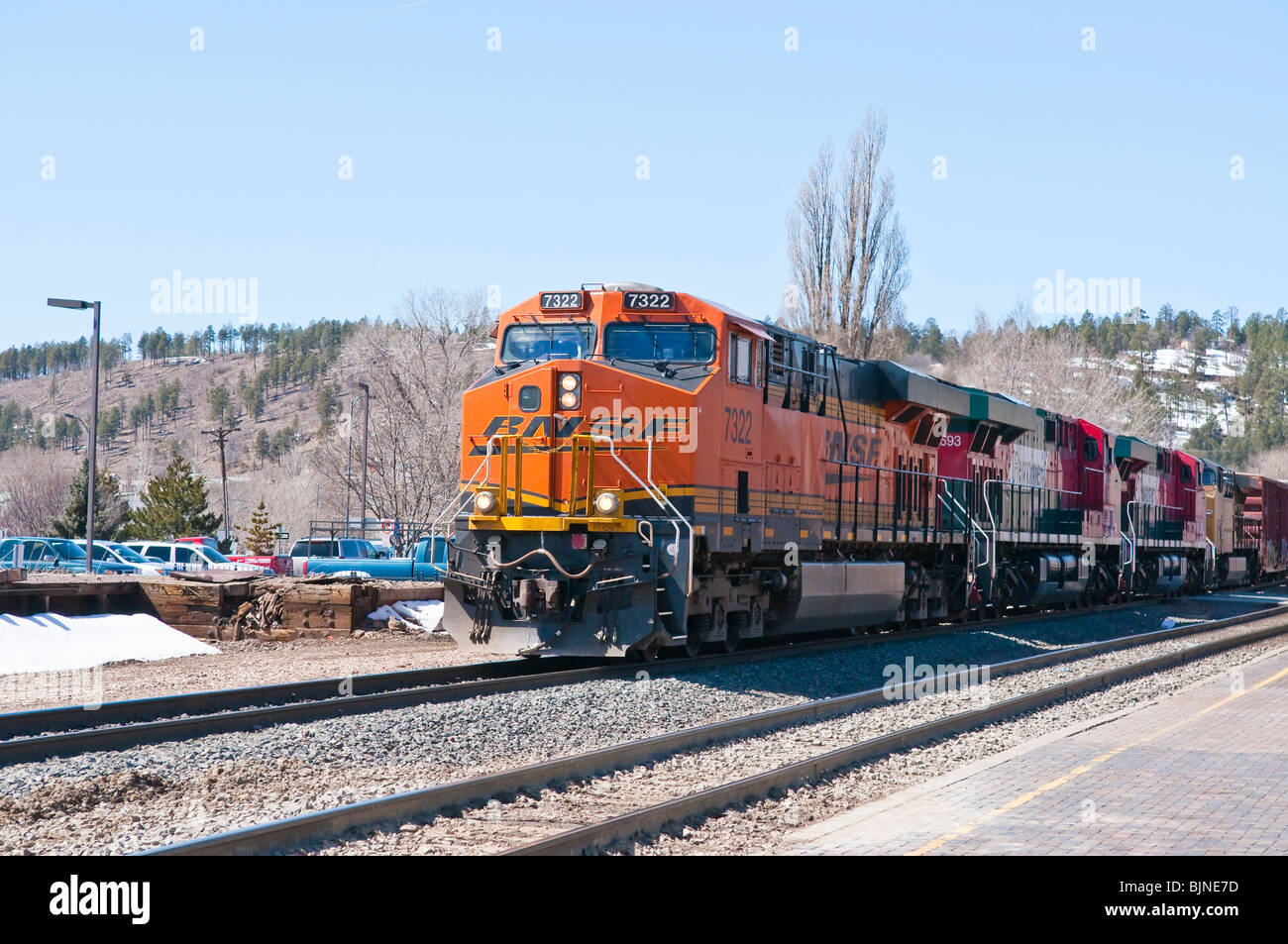 (BNSF) Burlington Northern Santa Fe Railway diesel engine tirant un train dans Flagstaff, Arizona. Banque D'Images