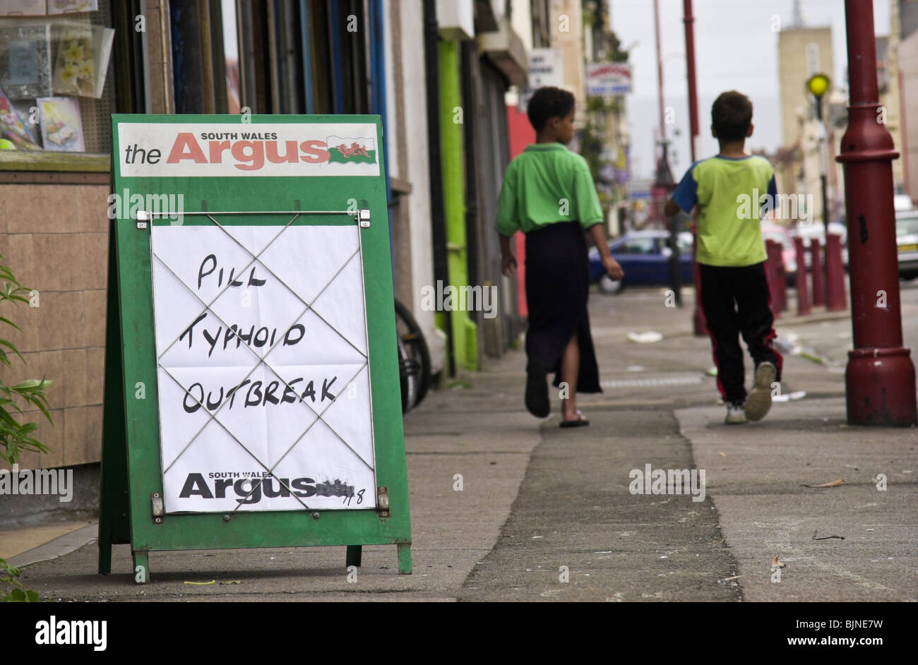 Épidémie de typhoïde pilule de journaux à propos de la typhoïde survenue en Pillgwenlly une zone multi-culturel de Newport South Wales UK Banque D'Images