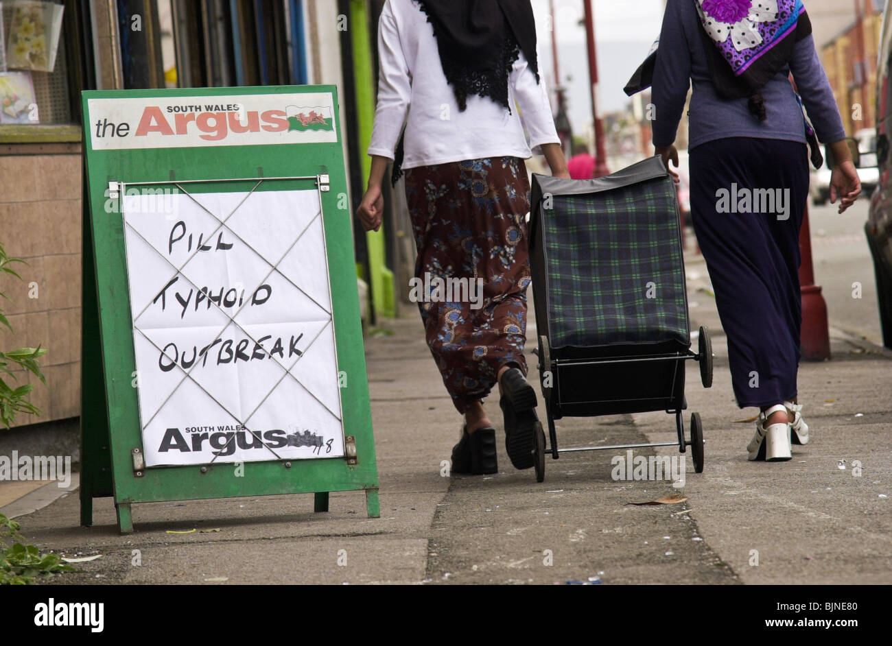 Épidémie de typhoïde pilule de journaux à propos de la typhoïde survenue en Pillgwenlly une zone multi-culturel de Newport South Wales UK Banque D'Images
