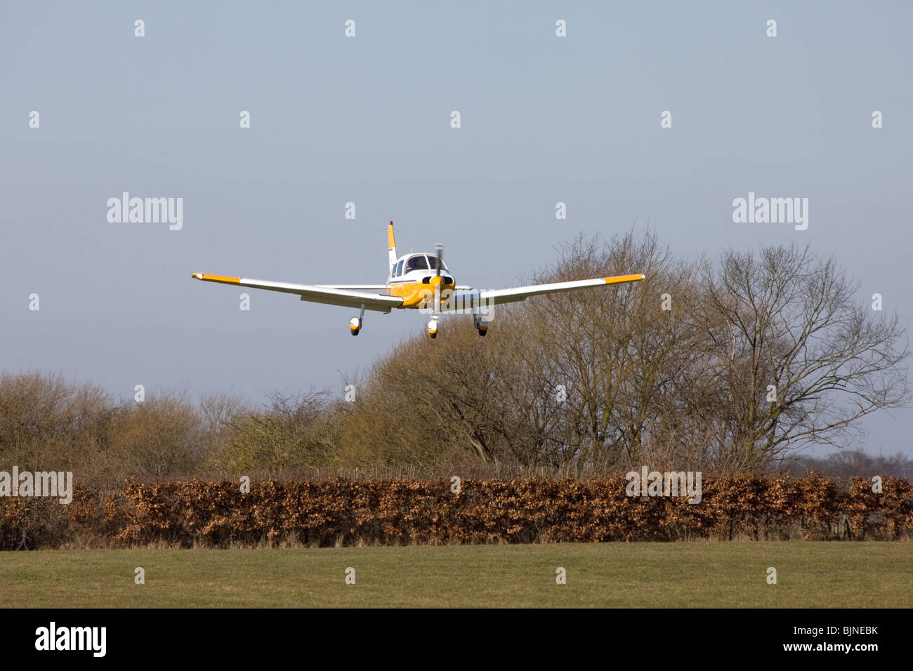 Piper PA-28-161 Cherokee Warrior II G-BNOM en vol sur le point d'atterrir à Breighton Airfield Banque D'Images