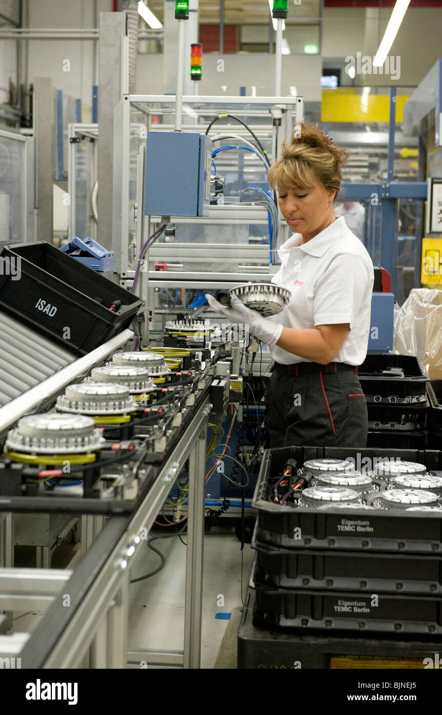 L'employé d'usine par l'assemblée de ce moteurs, Berlin, Allemagne Banque D'Images