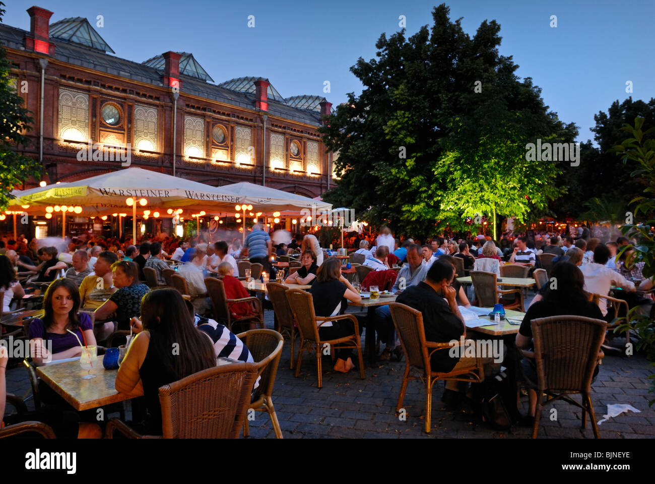 La place Hackescher Markt, populaires et place avec restaurants et cafés en plein air à Mitte, Berlin, Allemagne, Europe. Banque D'Images