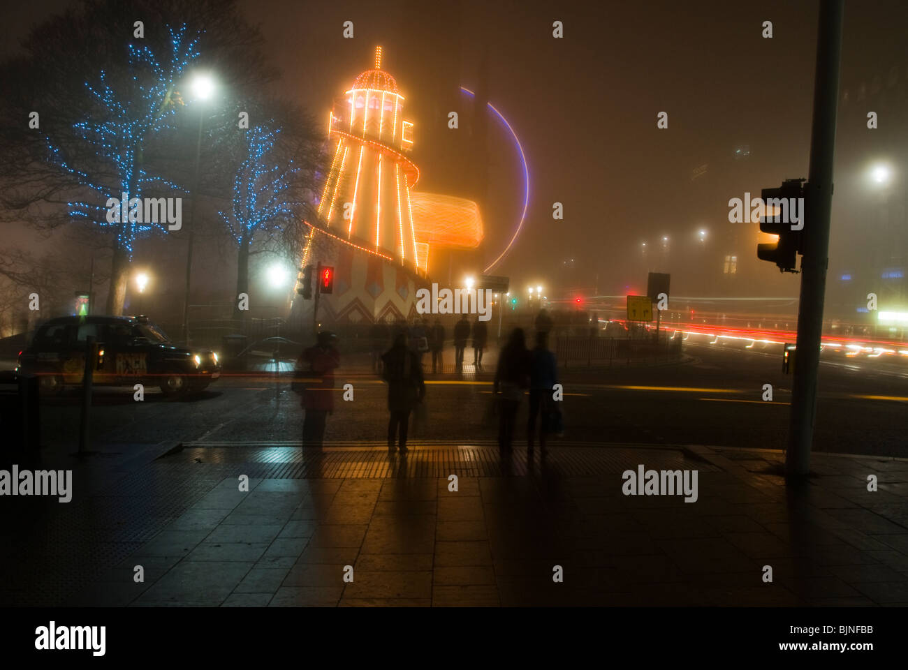 Marché de Noël d'Édimbourg dans le brouillard Banque D'Images