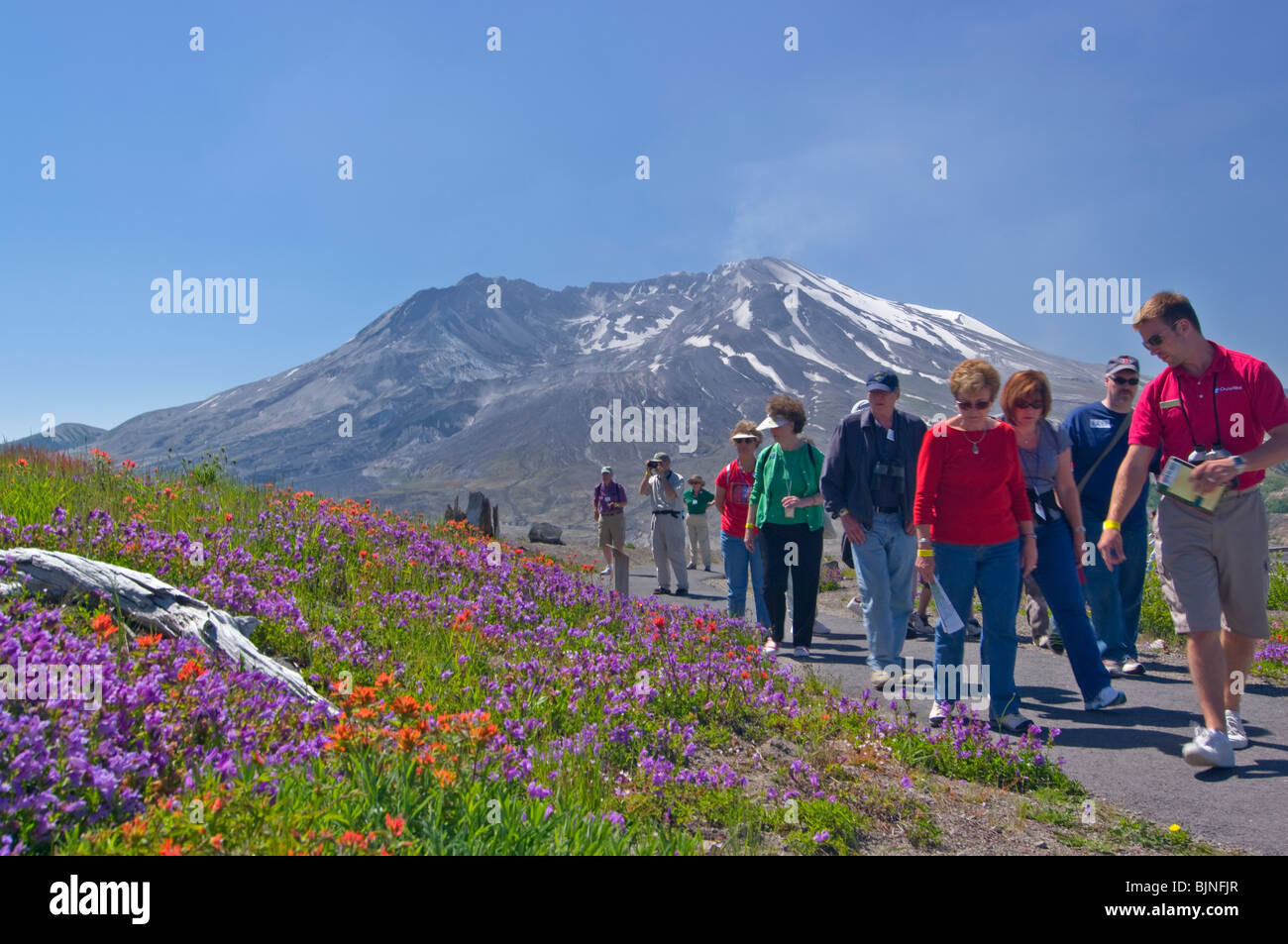 Guide montre un groupe d'autour du centre de visiteurs du Mont Saint Helens dans l'État de Washington Banque D'Images